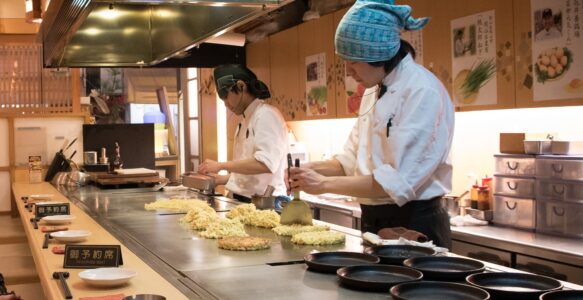 La bataille entre Hiroshima et Osaka : qui cuisine le véritable Okonomiyaki ?