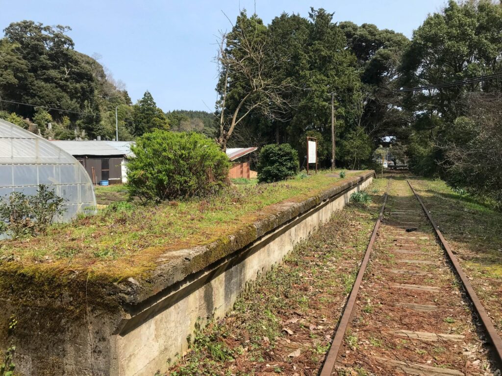 Ancien quai de gare abandonné