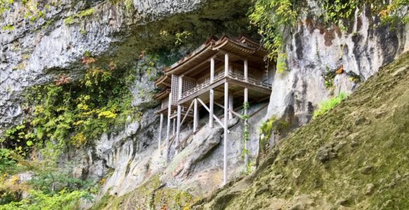 Le Mont Mitoku et son temple dans la falaise