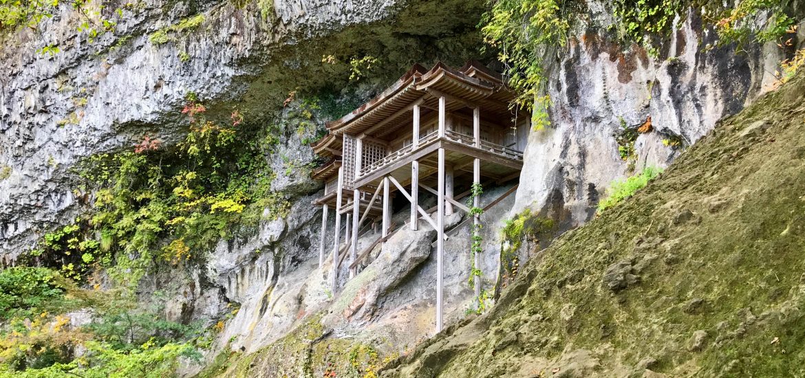 Le Mont Mitoku et son temple dans la falaise