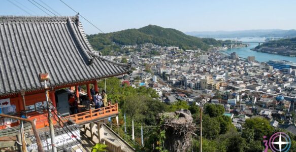 Temple et chats dans la vieille ville d’Onomichi